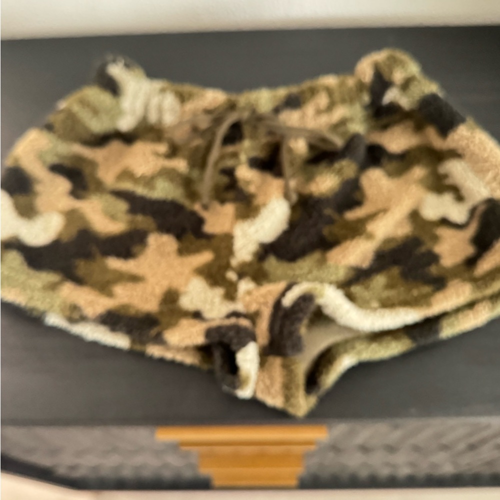 Camo comfy fur drawstring shorts for leisure and sleep